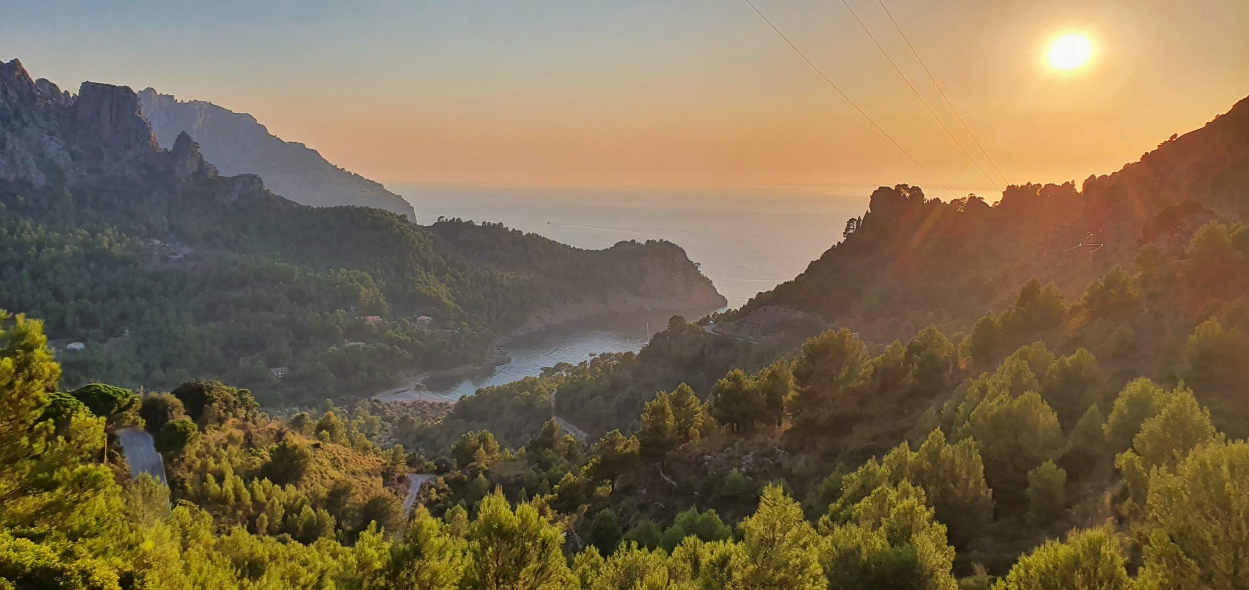 Cala Tuent vista desde el mirador durante una ruta por Mallorca de 4 días